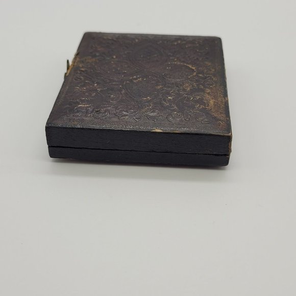 Antique Daguerreotype of a Well Dressed Man Civil War Era Leather Case - Picture 12 of 12